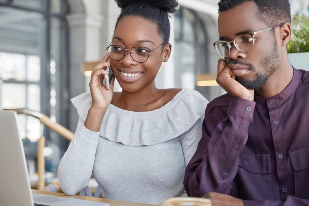 Jeune fille au téléphone