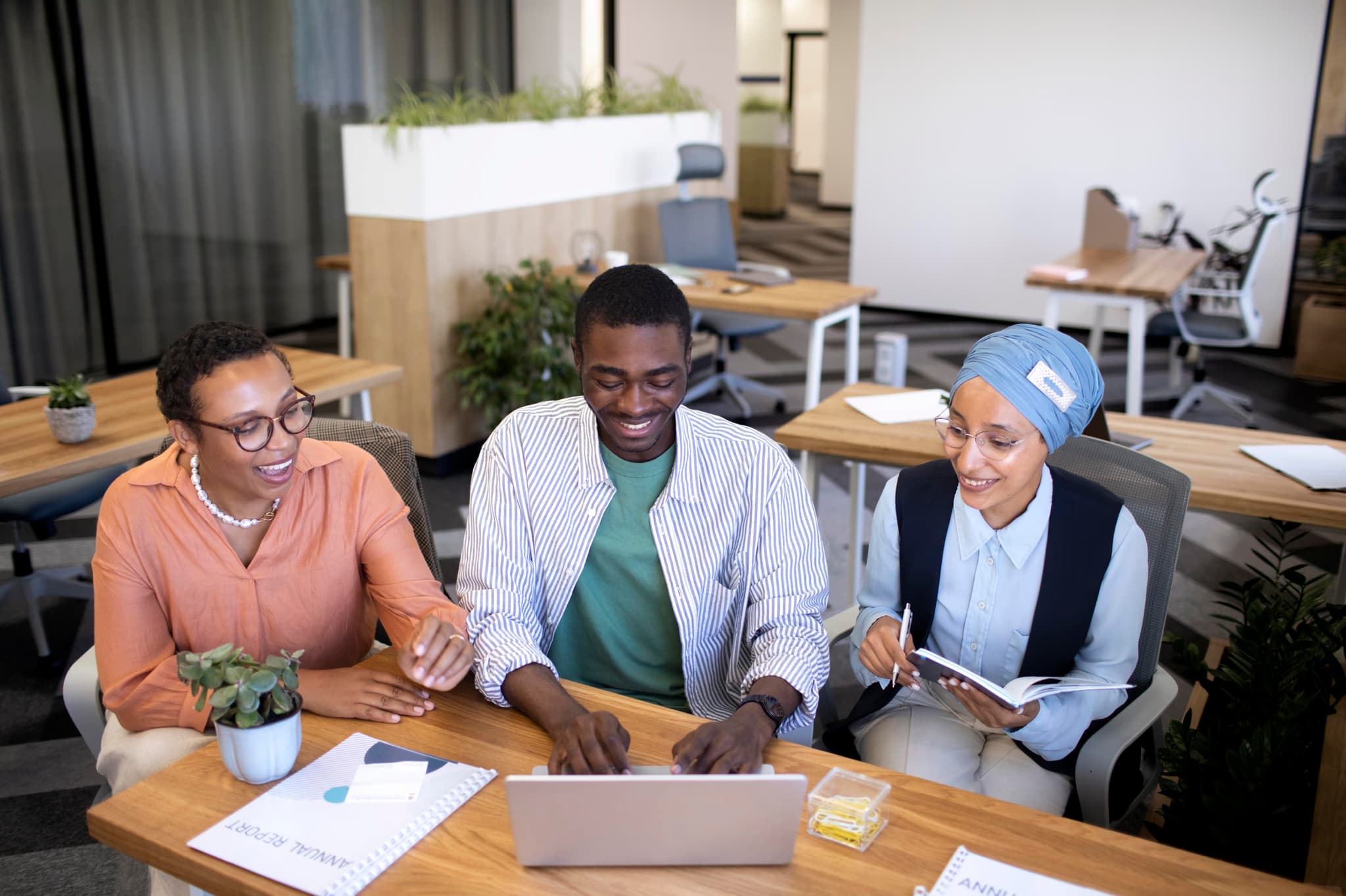 Groupe de jeunes devant un ordinateur